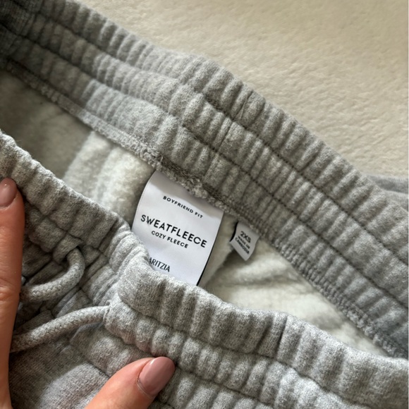 Aritzia boyfriend fit sweat fleece short - Picture 2 of 2